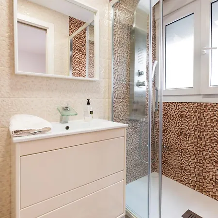 Wintowinrentals Modern, Fully Equipped And Well Connected In *